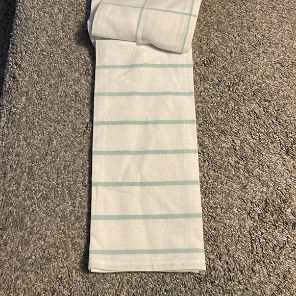 BRAND NEW, Set of 4 Spring Time Kitchen Towels - Picture 5 of 6